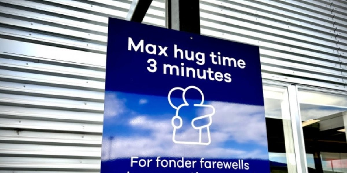 Aeroporto da Nova Zelândia limita abraços a 3 minutos