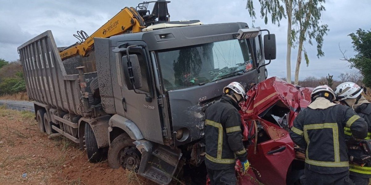 Acidente grave deixa carro esmagado e vítima fatal no interior da Bahia