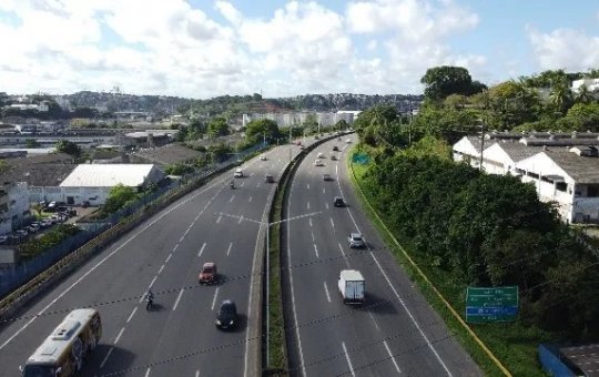 Caminhão tomba na BR-324 com 16 toneladas de cebola