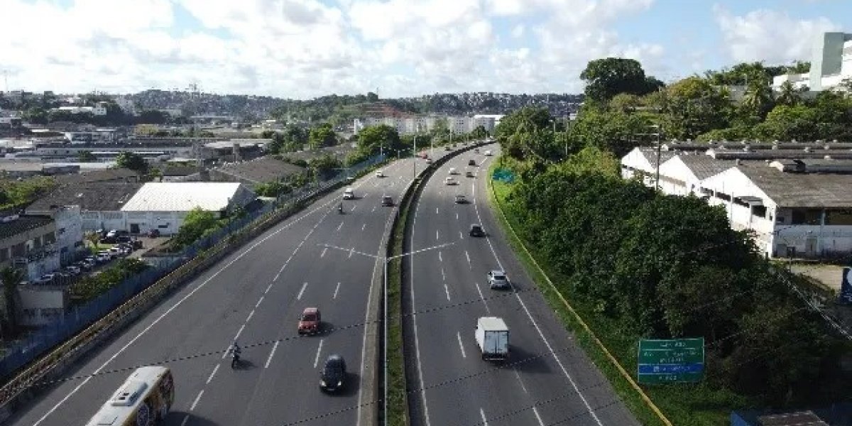 Caminhão tomba na BR-324 com 16 toneladas de cebola