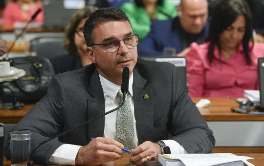 Flávio Bolsonaro acusa Fachin de fortalecer facções criminosas