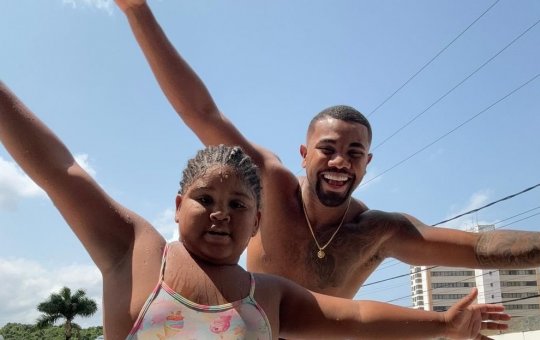 Davi Brito, ex-BBB, anuncia irmã caçula em escola particular