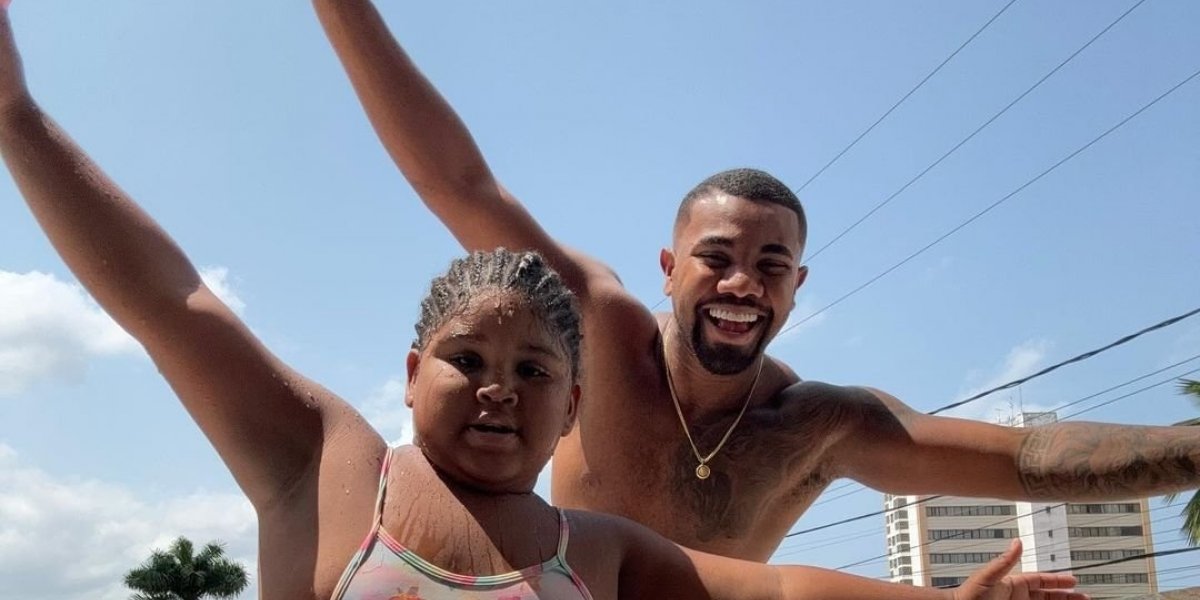 Davi Brito, ex-BBB, anuncia irmã caçula em escola particular