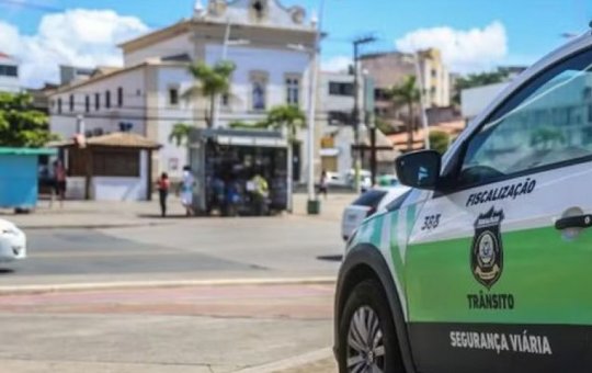 Acidente entre moto e carro deixa trânsito lento na Avenida ACM