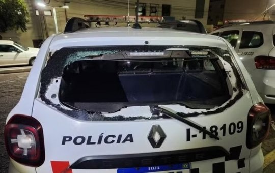 Homem é preso e quebra vidro de viatura com cabeçada para fugir