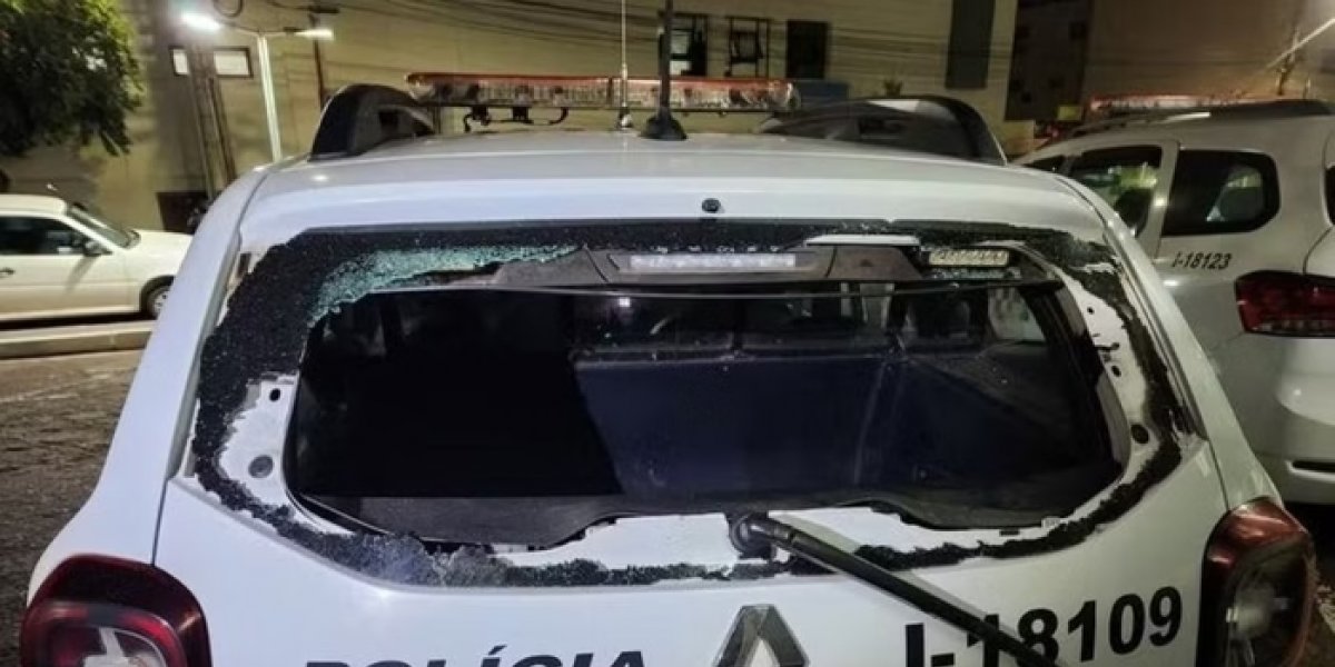 Homem é preso e quebra vidro de viatura com cabeçada para fugir