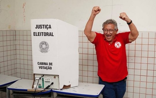 Luiz Caetano vota em Camaçari com apoio de aliados