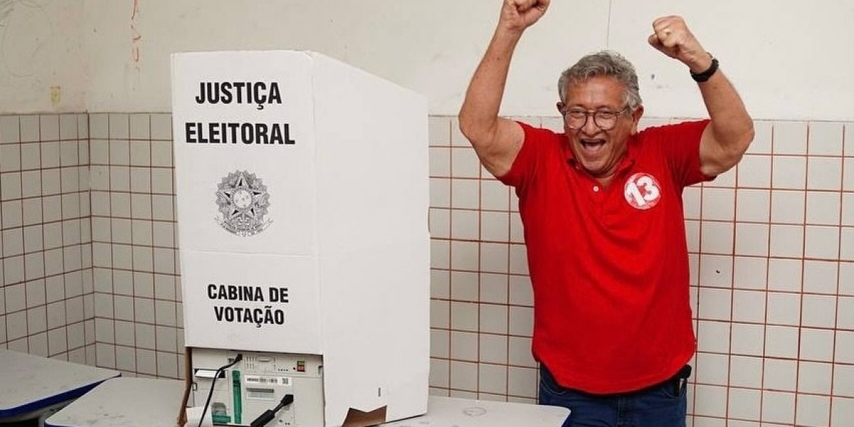 Luiz Caetano vota em Camaçari com apoio de aliados