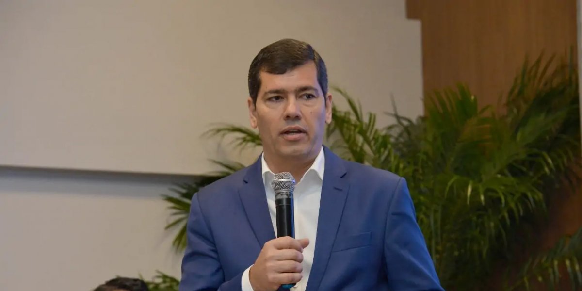 Claudio Tinoco discute com representante do PT em escola de Camaçari