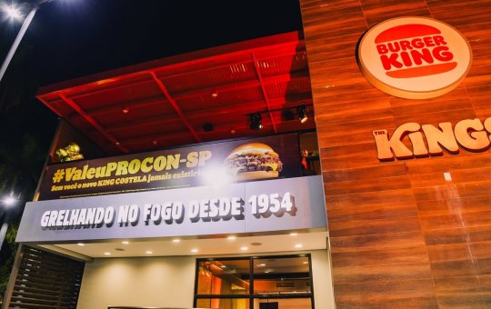 Funcionário de marca de Fast Food é demitido após chamar cliente de "Debmental"
