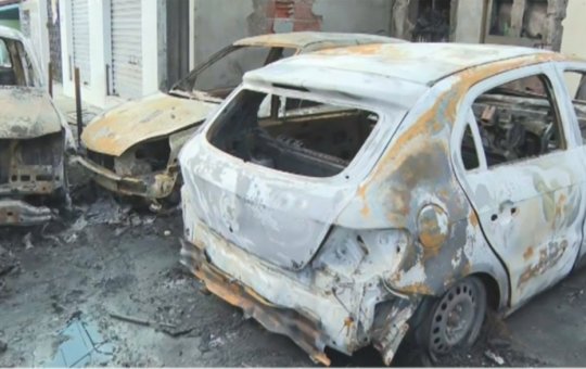 Incêndio atinge oficina em Salvador e destrói veículos