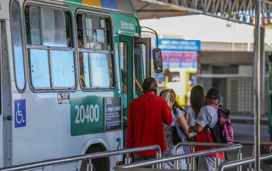 Ônibus pega fogo em Vista Alegre após pane elétrica