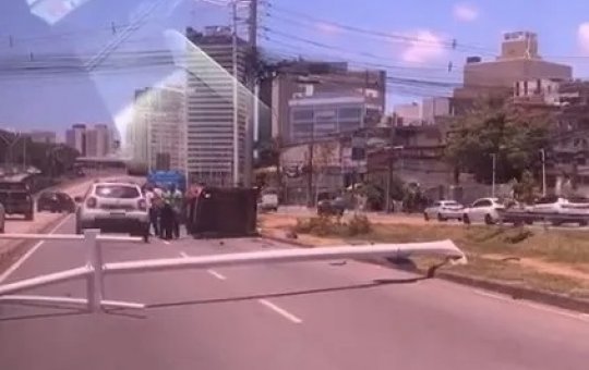 Carro capota após colisão com poste na Avenida ACM