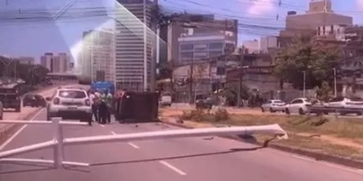 Carro capota após colisão com poste na Avenida ACM