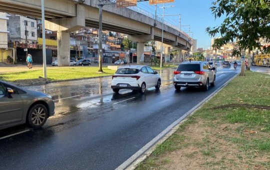 Tubulação rompe na Avenida Bonocô e causa alagamento na via