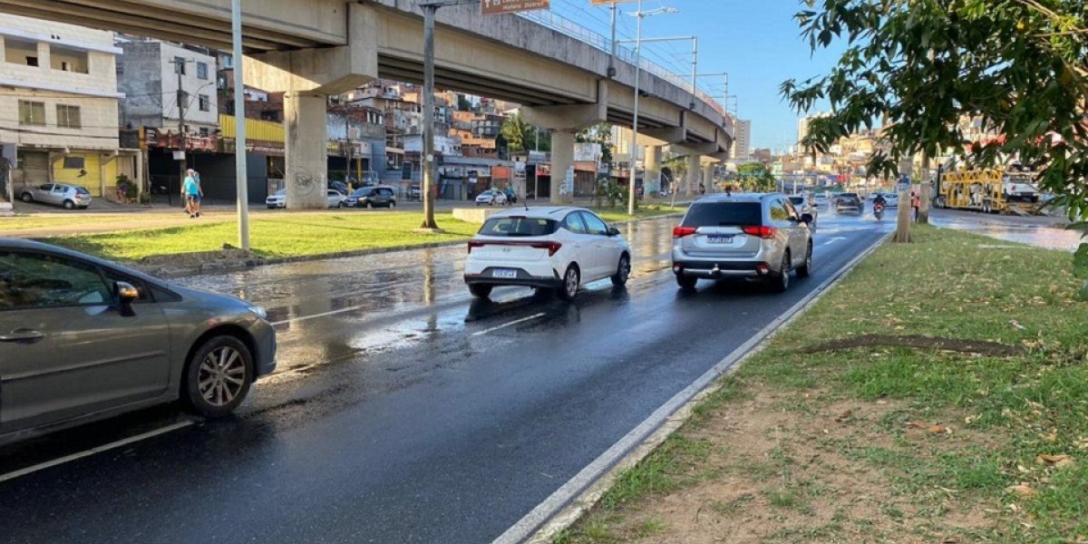 Tubulação rompe na Avenida Bonocô e causa alagamento na via