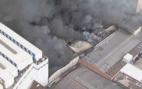 Chamas atingem shopping de comércio no Brás, em São Paulo