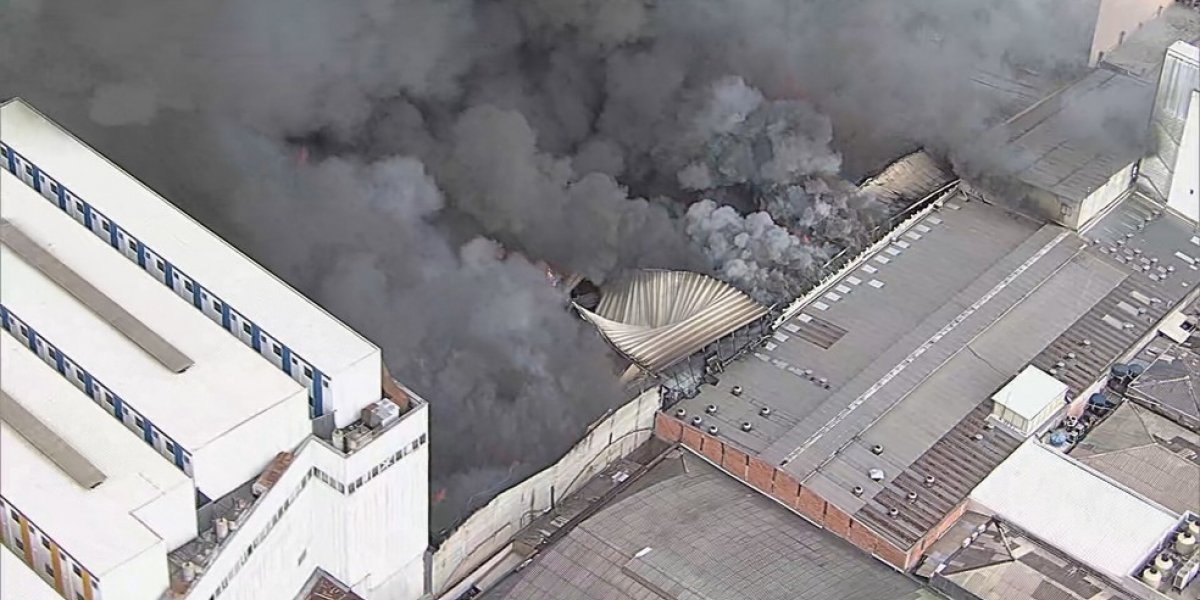 Chamas atingem shopping de comércio no Brás, em São Paulo