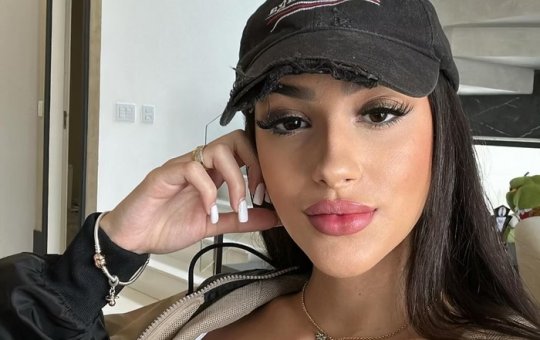 Bia Miranda solta o verbo após seguidores pedirem celular: 'Me xingando'