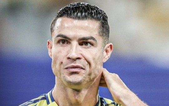 Cristiano Ronaldo acerta celular de torcedor no final do jogo; confira vídeo