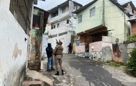 Suspeito é preso após fazer família refém no bairro de Santa Cruz