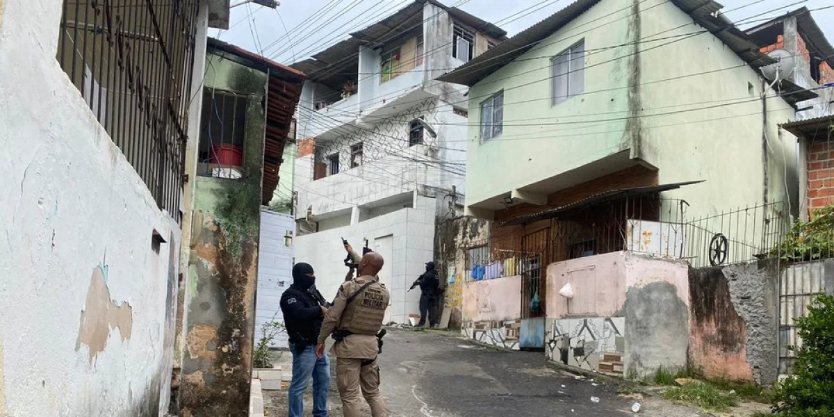 Suspeito é preso após fazer família refém no bairro de Santa Cruz