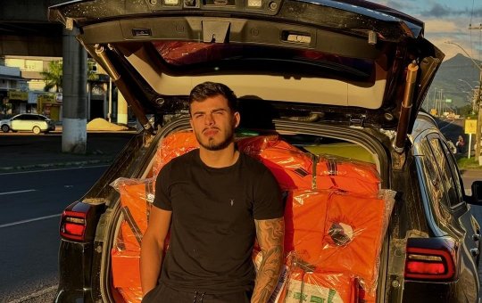 Ator Thomaz Costa celebra mais um mês sem sexo e maconha