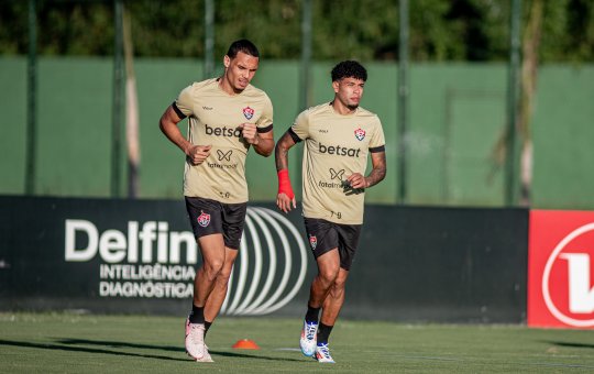 Vitória faz treino em campo sintético antes de duelo contra Athletico