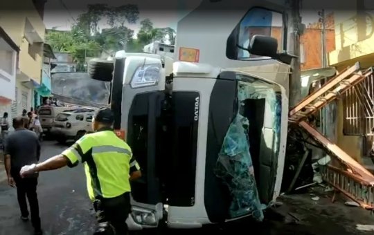 Caminhão carregado de carne tomba e esmaga carro no bairro do Lobato em Salvador