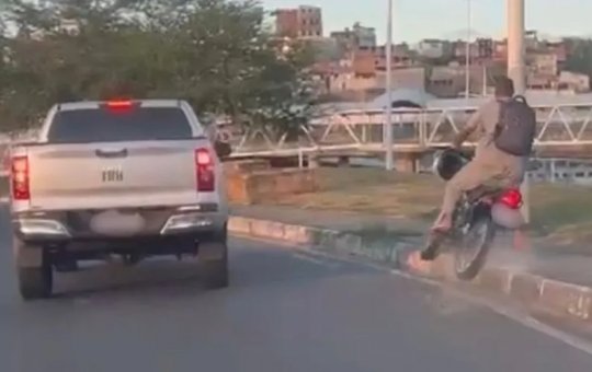 Motociclista quase colide em poste durante discussão de trânsito em Salvador