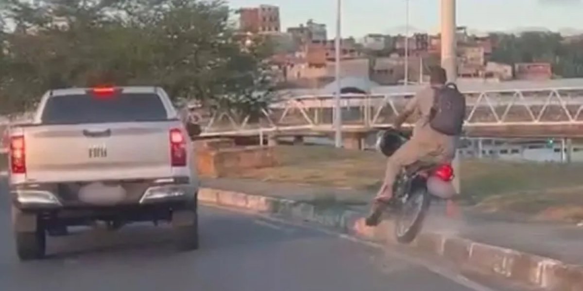 Motociclista quase colide em poste durante discussão de trânsito em Salvador