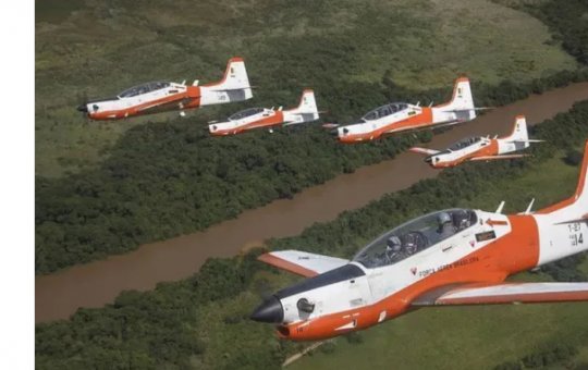 Aviões da FAB colidem no ar durante treinamento; piloto precisou ejetar