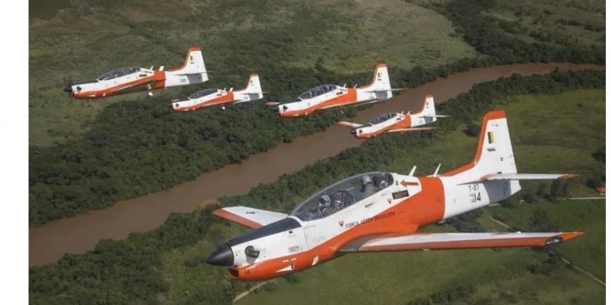 Aviões da FAB colidem no ar durante treinamento; piloto precisou ejetar