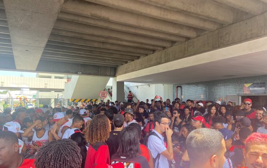 Torcida do Vitória faz 'AeroNego' em apoio aos jogadores antes de duelo decisivo