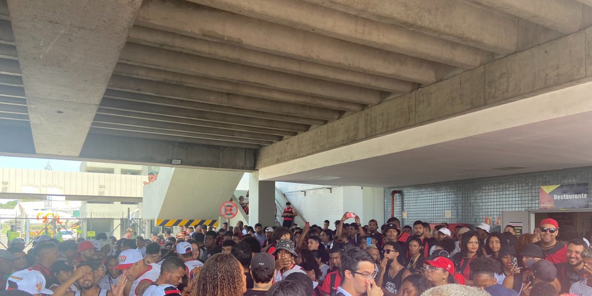 Torcida do Vitória faz 'AeroNego' em apoio aos jogadores antes de duelo decisivo