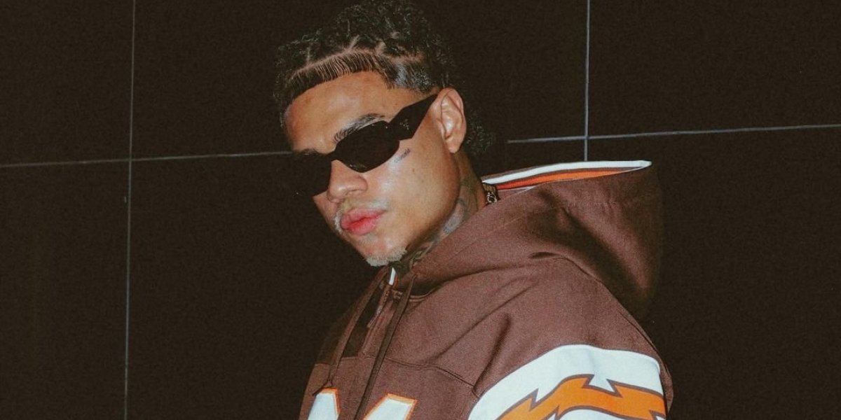 MC Cabelinho manda fãs jogarem baldes pro alto e promove confusão em show