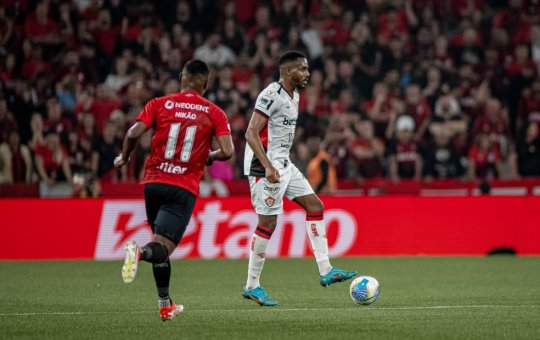 Vitória vence Athletico-PR de virada e se distancia da zona de rebaixamento