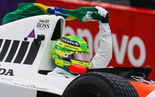 Hamilton pilota McLaren de Ayrton Senna e emociona público em Interlagos