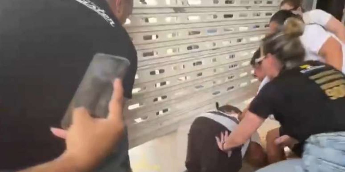 Estudante atrasado é empurrado por baixo do portão para fazer prova do Enem