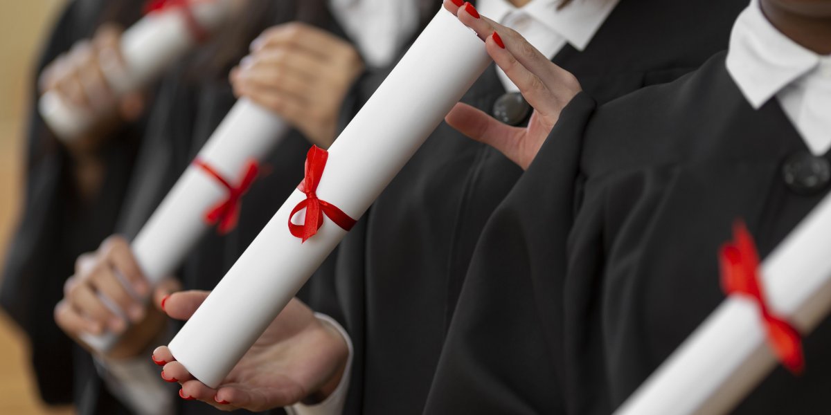 Influenciadora que diz ser psicóloga é suspeita de usar diploma falso