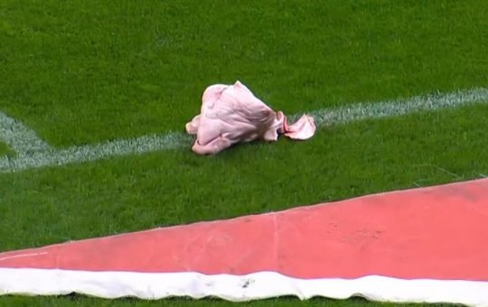 Torcida do Corinthians arremessa cabeça de porco dentro do campo durante clássico contra o Palmeiras