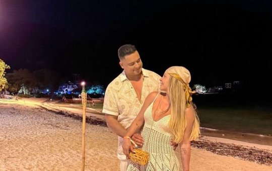 Xanddy e Carla Perez comem escorpião em viagem de férias; veja vídeo