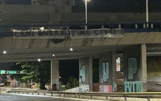 Boneco com rosto de Rogério Ceni e faixas de protesto são vistos em viaduto próximo à Arena Fonte Nova