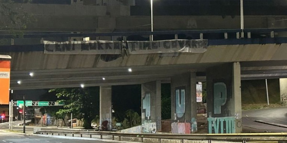 Boneco com rosto de Rogério Ceni e faixas de protesto são vistos em viaduto próximo à Arena Fonte Nova