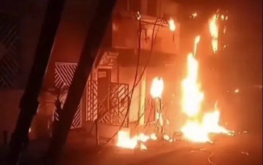 Poste pega fogo e ônibus deixam de circular em Sussuarana na manhã desta quarta-feira (6)