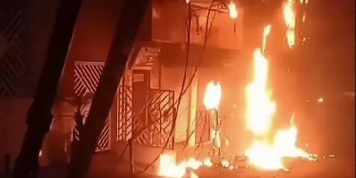 Poste pega fogo e ônibus deixam de circular em Sussuarana na manhã desta quarta-feira (6)