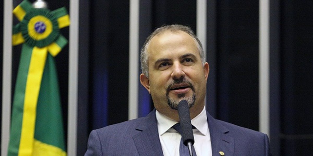 Deputado Federal briga com pai por posse de fazenda