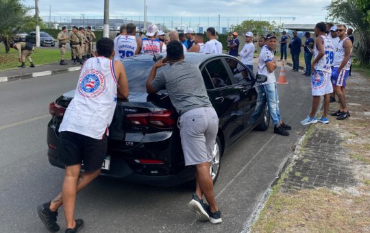 Torcedores do Bahia fazem protesto no CT do clube