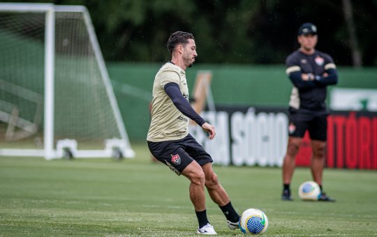 Vitória segue treinando com foco em duelo contra o Corinthians neste sábado (6)