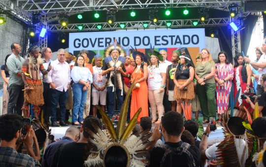 Deputados e Governador se reúnem e apoiam demandas indígenas no Acampamento Terra Livre Bahia